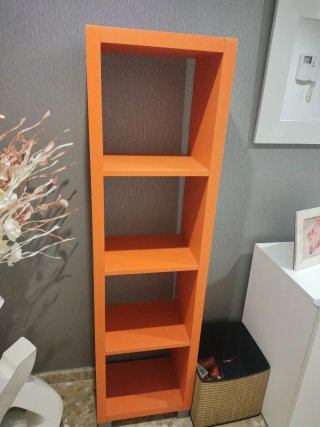 Estantería de madera naranja