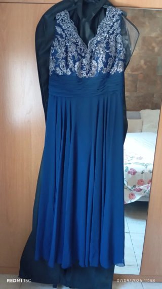 Vestido de fiesta azul con plateado