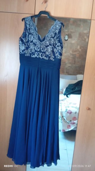 Vestido de fiesta azul con plateado