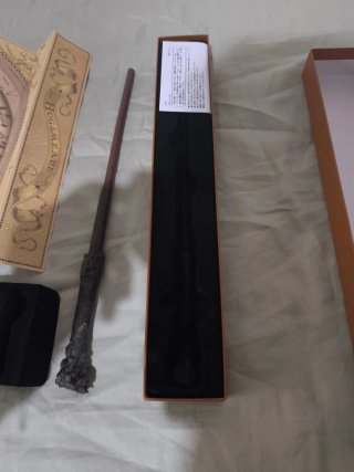 Varita Harry Potter + Caja y Soporte