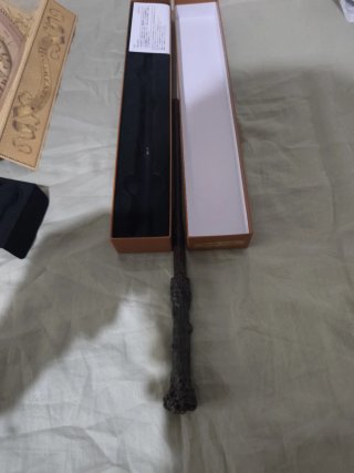 Varita Harry Potter + Caja y Soporte
