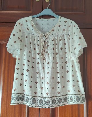 Blusa beige estampada con encaje