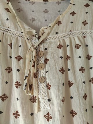 Blusa beige estampada con encaje