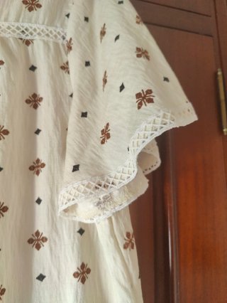 Blusa beige estampada con encaje