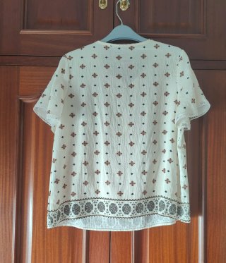 Blusa beige estampada con encaje