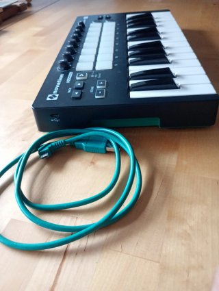 Novation Launchkey Mini Controlador