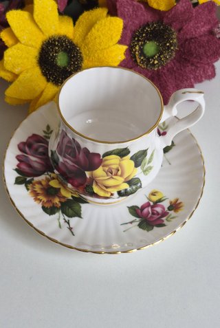 Taza y platillo porcelana inglesa floral