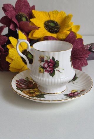 Taza y platillo porcelana inglesa floral