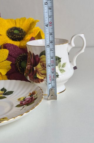 Taza y platillo porcelana inglesa floral