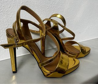 Sandalias tacón Zara doradas