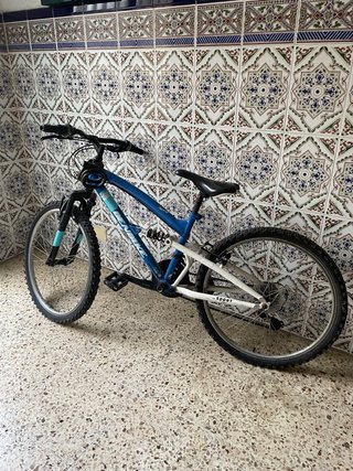 Bicicleta de montaña azul