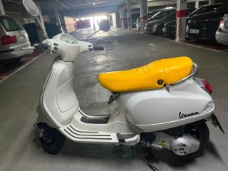 Vespa 125 cc Blanca Scooter
