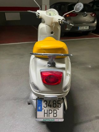 Vespa 125 cc Blanca Scooter