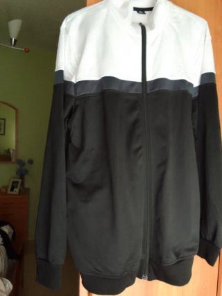 Chándal deportivo blanco y negro