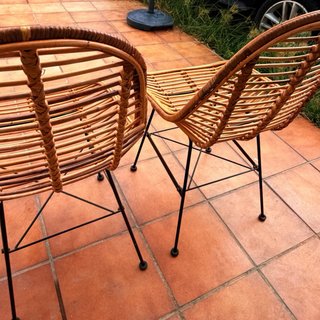 Sillas de mimbre con patas de metal