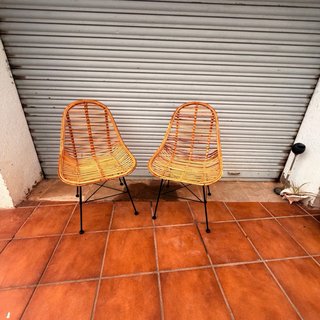 Sillas de mimbre con patas de metal