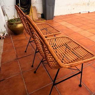 Sillas de mimbre con patas de metal