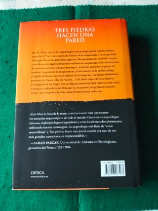 Tres piedras hacen una pared : historias de la ...