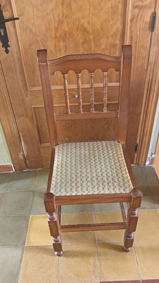 Silla de madera tapizada