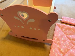 Cuna de madera rosa para muñecas