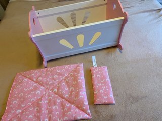 Cuna de madera rosa para muñecas