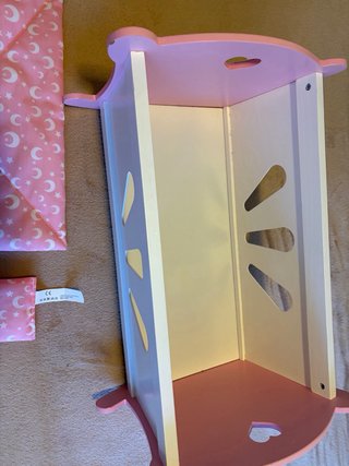 Cuna de madera rosa para muñecas