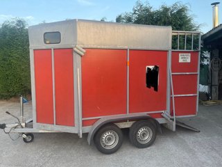 Remolque caballos matrícula roja
