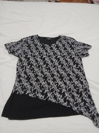 Camisa floral negra y blanca