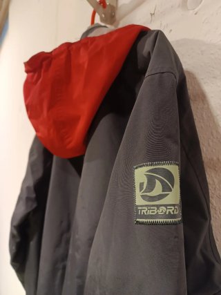 Chubasquero Tribord hombre negro y rojo