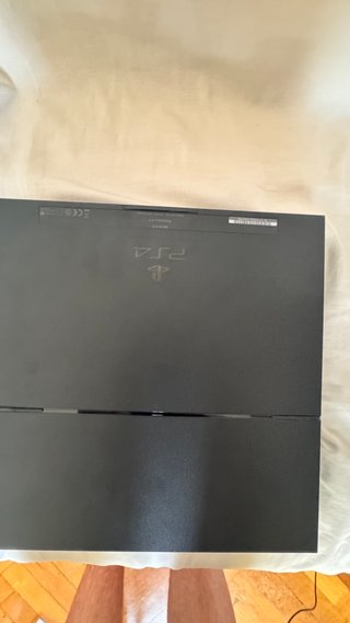 PlayStation 4 500GB + 2 Controller