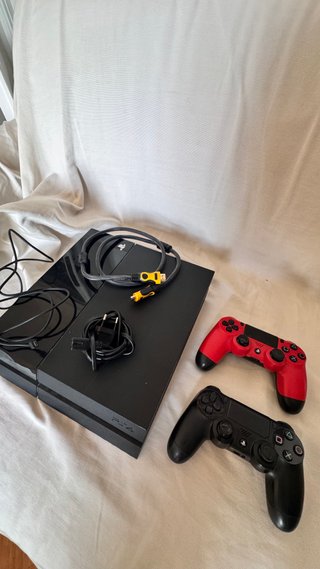 PlayStation 4 500GB + 2 Controller