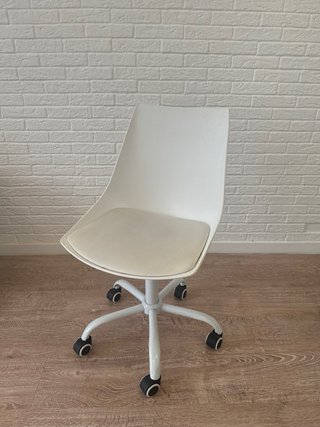 Silla de oficina Sklum blanca con ruedas