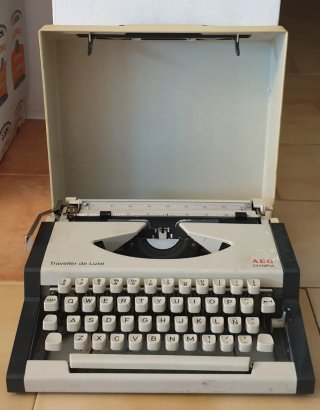 Máquina de escribir Olympia Traveller Luxe