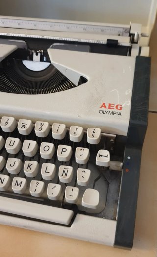 Máquina de escribir Olympia Traveller Luxe