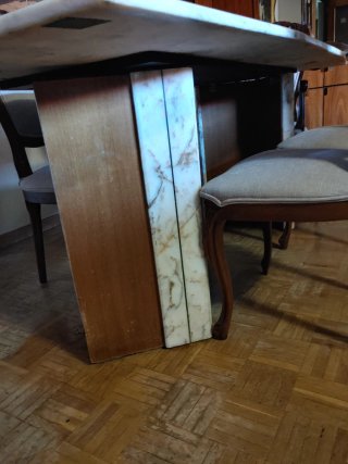 Mesa de comedor de mármol y madera
