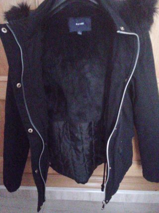 Parka negra con capucha y pelo Kiabi