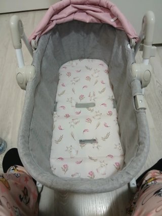 Cuna bebé rosa con conejos y flores