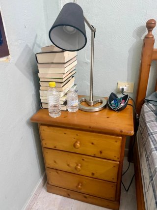Mesita de noche de madera