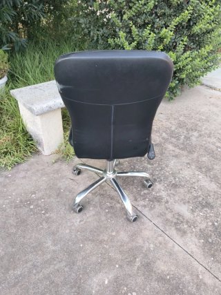 Silla de oficina negra con base metálica