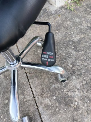 Silla de oficina negra con base metálica