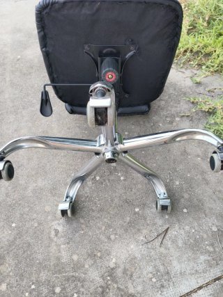 Silla de oficina negra con base metálica