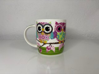 Taza de cerámica con estampado de búhos