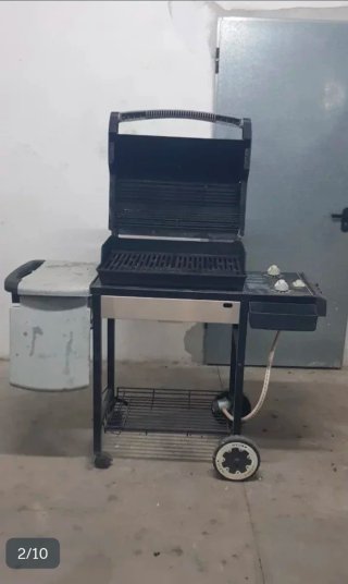 Barbacoa de gas Weber negra y plateada