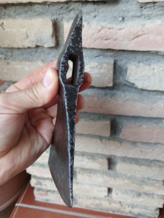 Hacha antigua doble filo