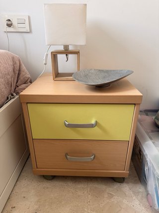 Escritorio de madera y metal