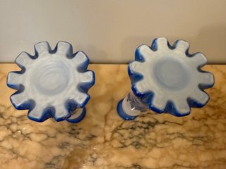 Pareja jarrones opalina blanco y azul floral