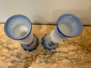 Pareja jarrones opalina blanco y azul floral