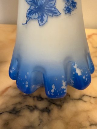 Pareja jarrones opalina blanco y azul floral