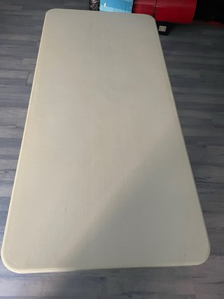Mesa plegable beige de plástico