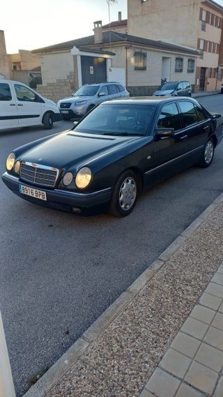 Mercedes-Benz E320 W210